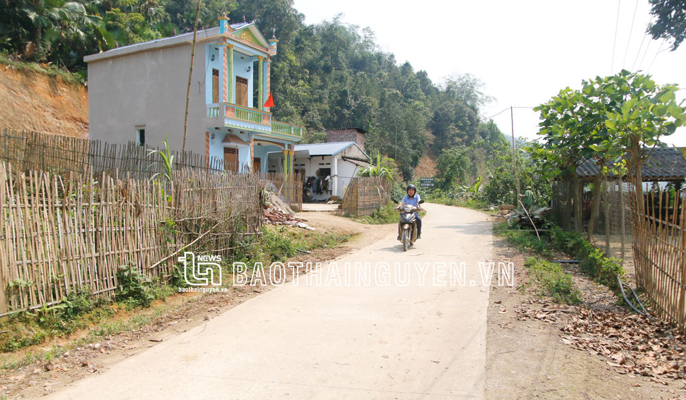  Tuyến đường vào Thịnh Mỹ, xã Tân Thịnh (Định Hóa) đã được xây dựng khang trang. Ảnh T.L