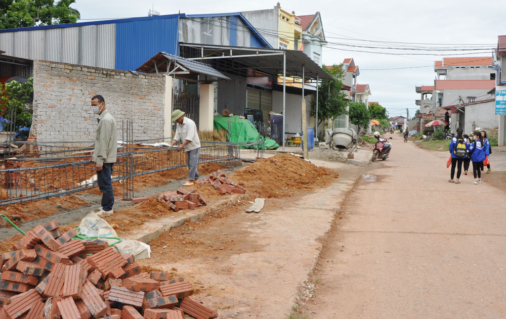  Tuyến đường trung tâm xã Tân Đức đi các xóm Viên, Tân Thịnh và Quẫn đã được giải phóng mặt bằng, chuẩn bị khởi công xây dựng trong năm nay. Ảnh: T.L