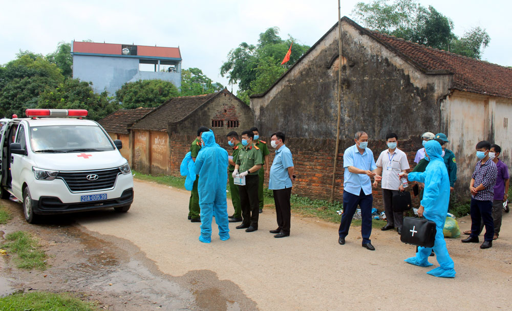  Lãnh đạo huyện Phú Bình trực tiếp chỉ đạo công tác phòng, chống dịch tại xã Dương Thành.