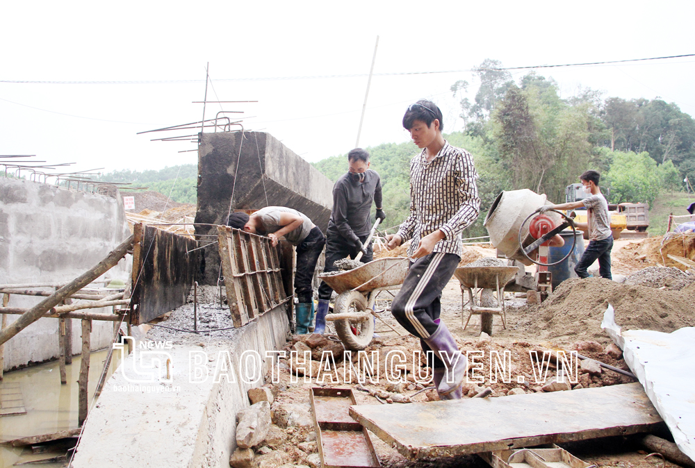  Công nhân thi công tuyến đường liên xóm từ Khe Quân, xã Văn Lăng đi xóm Đồng Vung, xã Hòa Bình (Đồng Hỷ).