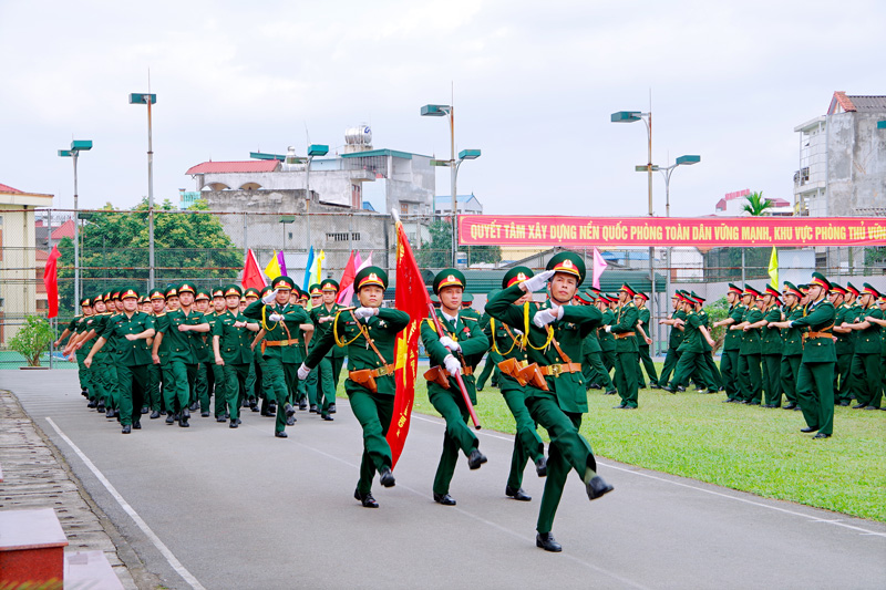  Lực lượng vũ trang tỉnh duyệt đội ngũ trong Lễ phát động đợt thi đua đặc biệt kỷ niệm 70 năm Bác Hồ ra lời kêu gọi thi đua ái quốc. Ảnh: T.L