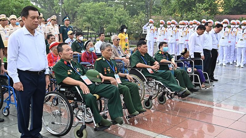  Các đại biểu dâng hương tưởng niệm tại Ðài tưởng niệm các Anh hùng liệt sĩ, đường Bắc Sơn, Hà Nội, sáng 23-7.