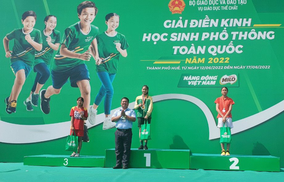  Vo Duong Quynh (far right) – student of class 8B, Phan Me Secondary School (Phu Luong) won a silver medal in the women’s high jump content for secondary school students. Photo by Nguyen Duc Ninh.