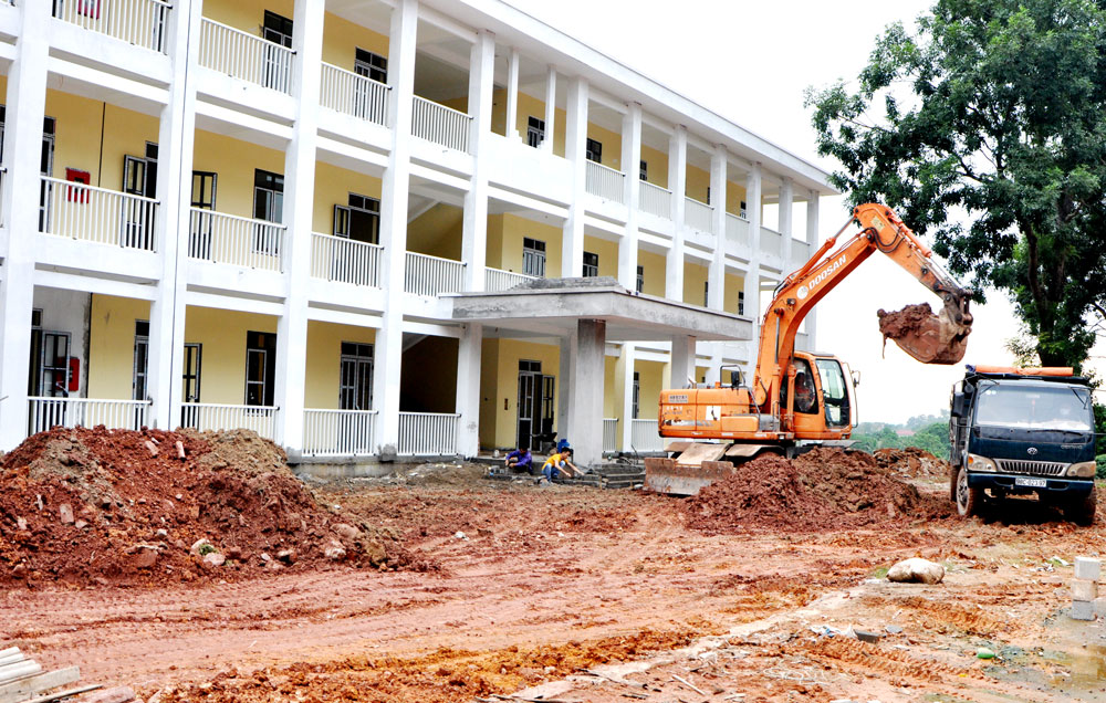  Nhờ cách làm linh hoạt, quyết liệt, bài bản trong các khâu từ chuẩn bị đầu tư, phê duyệt dự án đến lựa chọn nhà thầu và thi công các công trình, đến nay, huyện Phú Bình đã cơ bản giải ngân xong nguồn vốn đầu tư công theo kế hoạch năm 2021. Về tiến độ, chất lượng các công trình cũng được bảo đảm. Việc thực hiện tốt nhiệm vụ này góp phần quan trọng thúc đẩy kinh tế - xã hội của địa phương phát triển.