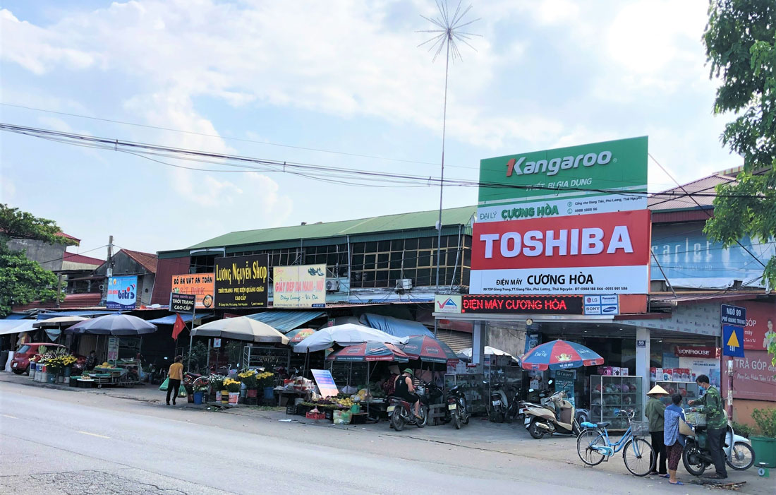  Các cơ sở kinh doanh thương mại – dịch vụ ở thị trấn Giang Tiên chủ yếu chỉ tập trung ở khu vực chợ trung tâm, còn lại thưa thớt ở những khu vực khác. 