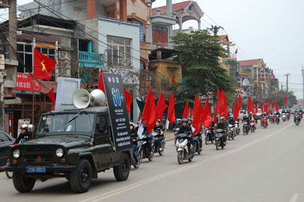  Đoàn viên, thanh niên trong tỉnh diễu hành hưởng ứng Giờ trái đất. Ảnh Minh Hoàng