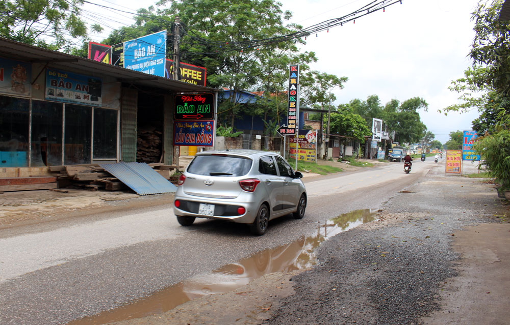  Đường tỉnh 266 đoạn qua xã Điềm Thụy, Phú Bình có nhiều đoạn ổ gà, mặt đường hẹp gây khó khăn cho người tham gia giao thông.