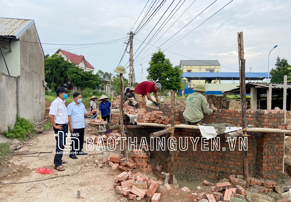  Gia đình ông Nguyễn Văn Đạt, tổ dân phố Thanh Trung, phường Đồng Tiến (T.X Phổ Yên) tự nguyện dỡ bỏ dãy phòng trọ để hiến đất mở rộng đường giao thông.