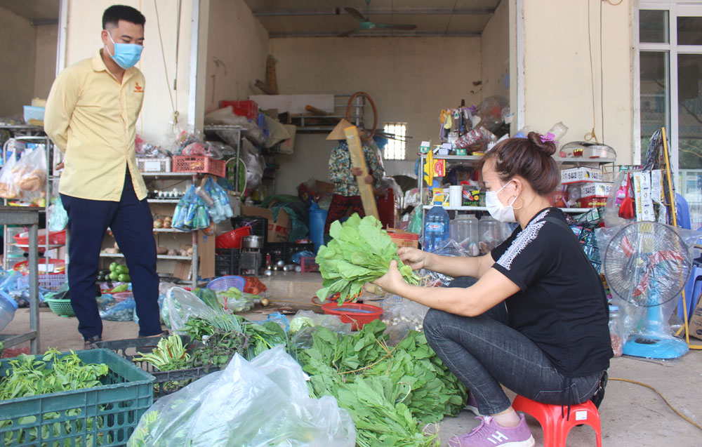  Hoạt động mua, bán mặt thực phẩm thiết yếu tại một cửa hàng tạp hóa thuộc xóm Liên Minh, xã Hồng Tiến (T.X Phổ Yên).