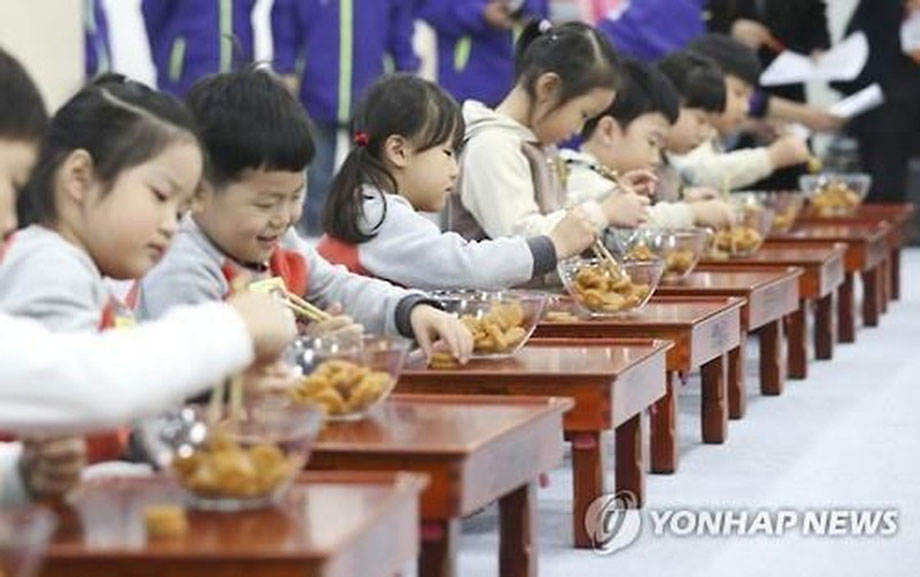  Trẻ em tham gia Lễ hội Đũa tại Cheongju, Hàn Quốc, năm 2016. (Ảnh: Yonhap)