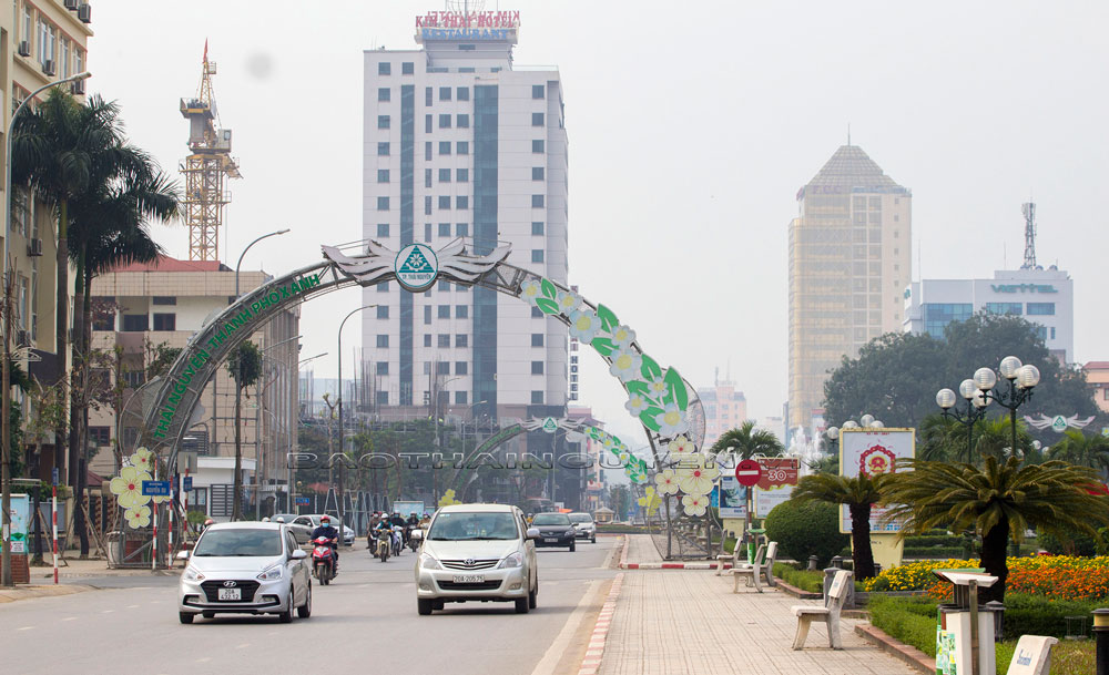  With three 5G base stations provided by Viettel, people in some areas in the center of Thai Nguyen City and Yen Binh Industrial Zone can use 5G high-speed networks this December.