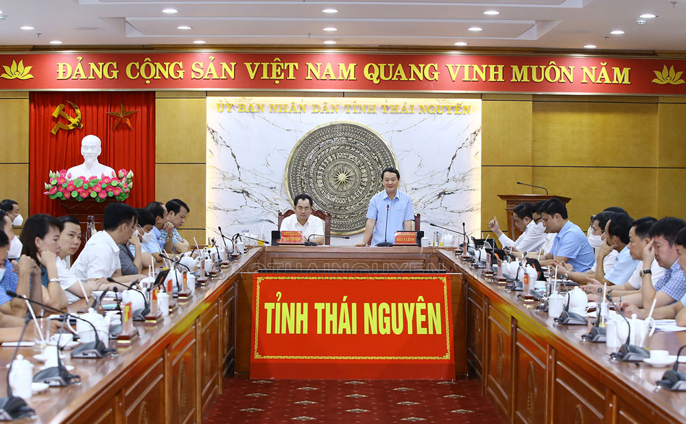  Mr. Hau A Lenh, Member of the Party Central Committee, Minister, Chairman of Committee on Ethnic Minority Affairs, delivers his speech at the meeting.