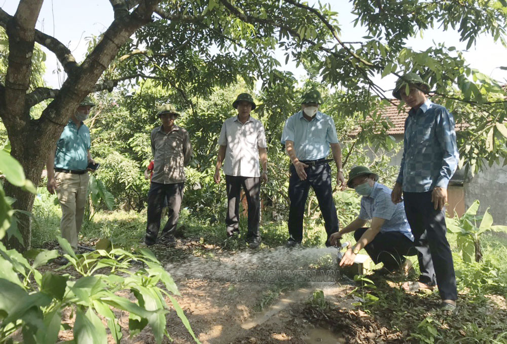  Cơ quan chuyên môn của T.X Phổ Yên kiểm tra, vận hành thử nghiệm hệ thống tưới vùng sản xuất cây ăn quả tập trung tại xóm Khe Đù, xã Phúc Thuận.