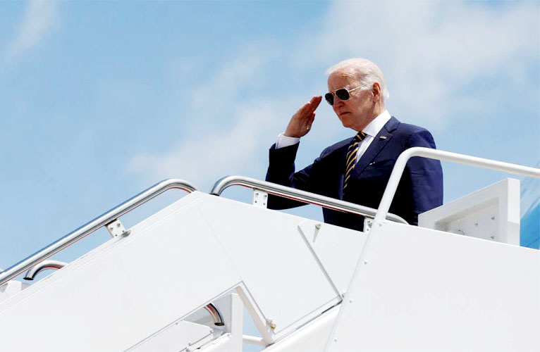  Tổng thống Biden lên máy bay bắt đầu chuyến công du châu Á, ngày 19-5. (Ảnh: Reuters)