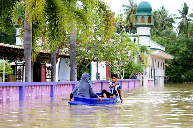  Cảnh ngập lụt sau những trận mưa lớn tại Pattani, Thái Lan. (Ảnh: AFP/TTXVN)