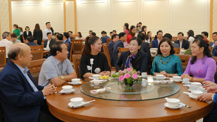  Ms Nguyen Thanh Hai, Member of the Central Party Committee, Secretary of Thai Nguyen Provincial Party Committee, Head of the National Assembly delegation of Thai Nguyen province, talks with the entrepreneurs of the province.