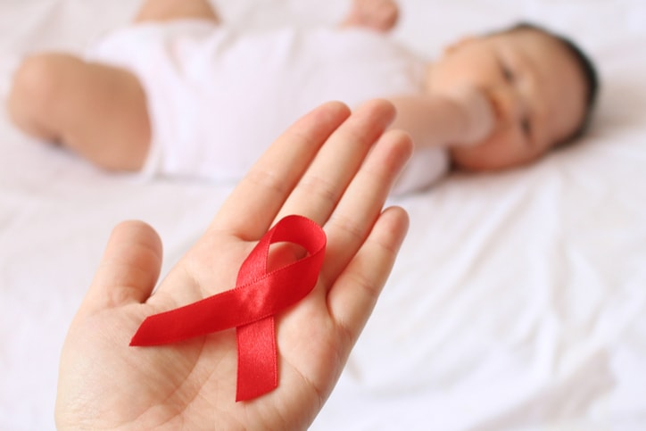  Khoảng 180.000 trẻ em sinh ra với virus HIV mỗi năm.