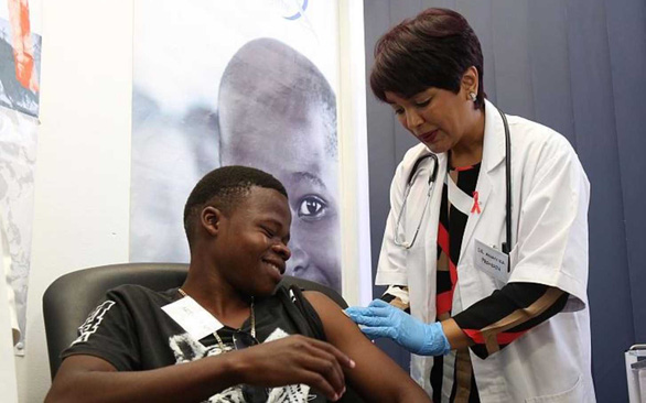  Nkosiyazi Mncube 23 tuổi (trái) nhận liều văcxin thử nghiệm ngừa HIV đầu tiên tại tỉnh KwaZulu-Natal (Nam Phi) năm 2016.