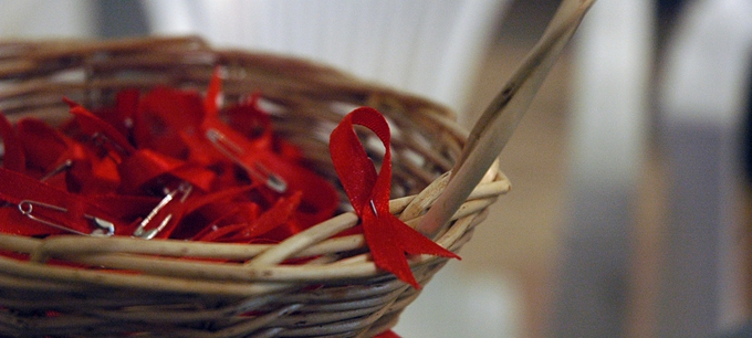  Ruy-băng đỏ, biểu tượng của chiến dịch toàn cầu chống lại HIV/AIDS. (Ảnh: UN)