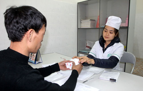  Hàng năm có trên 4.000 bệnh nhân nhiễm HIV/AIDS được phát thuốc ARV điều trị và tư vấn phòng chống lây nhiễm miễn phí. Trong ảnh Cấp phát thuốc ARV cho người nhiễm HIV tại điểm cấp phát thuốc thuộc Trung tâm Y tế huyện Đại Từ.  