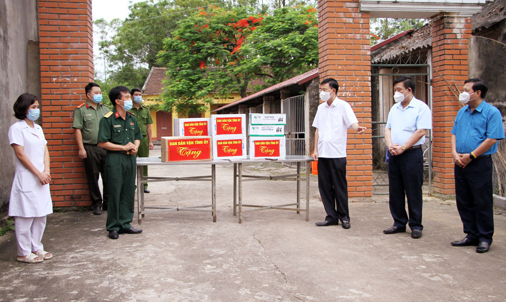   Đồng chí Dương Văn Tiến và các thành viên trong đoàn động viên và tặng quà của Ban Dân vận Tỉnh uỷ cho lực lượng đang làm nhiệm vụ tại KCLTT số 1, xóm Tân Sơn 9, xã Xuân Phương. 