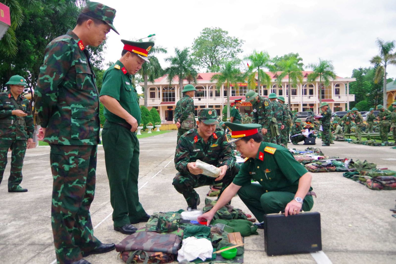  Đại tá Hoàng Văn Năm, Phó tham mưu trưởng Quân khu kiểm tra VKTB, quân tư trang cá nhân của bộ đội mang theo diễn tập.