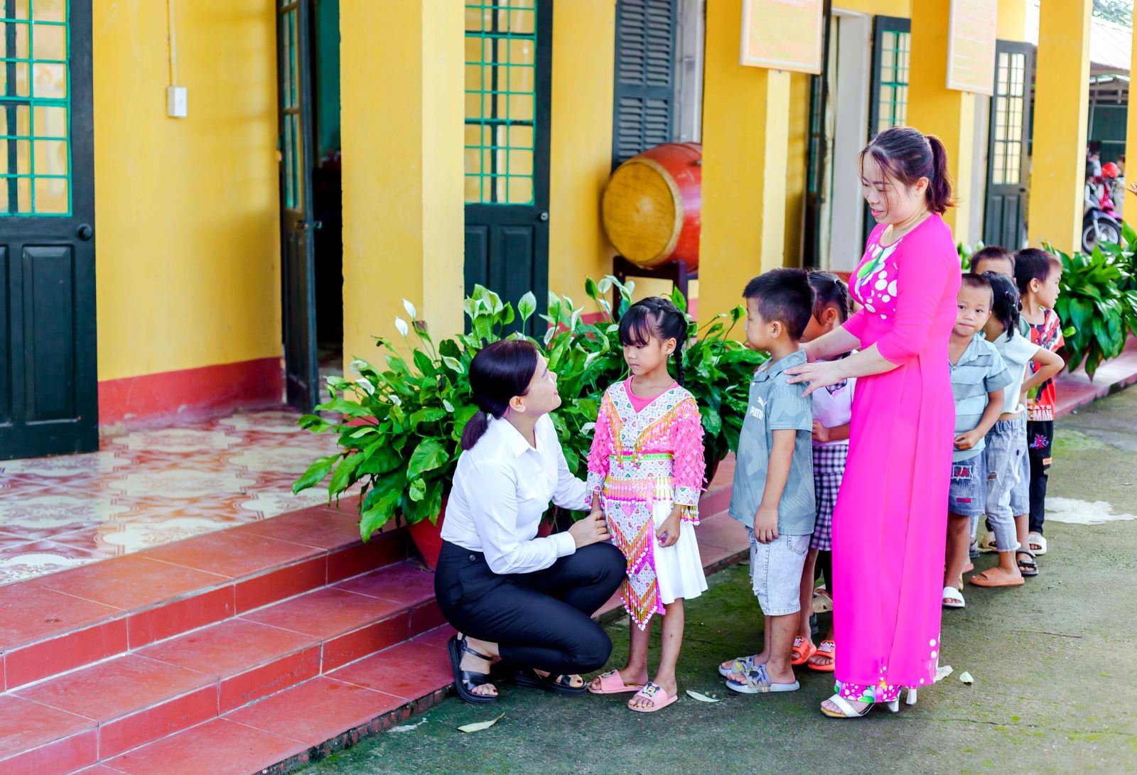  Các cô giáo Trường Tiểu học Đông Bo, xã Tràng Xá (Võ Nhai) đón học sinh lớp 1 vào năm học mới.