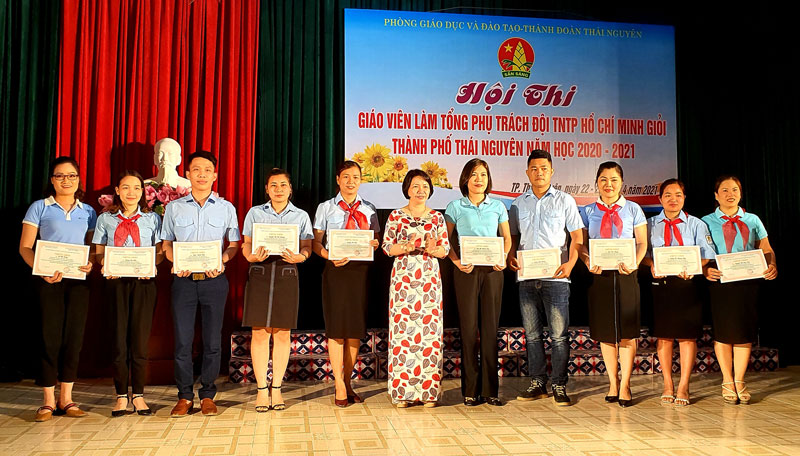  Lãnh đạo Phòng Giáo dục - Đào tạo T.P Thái Nguyên trao Giấy chứng nhận cho các thí sinh đạt giải cao.