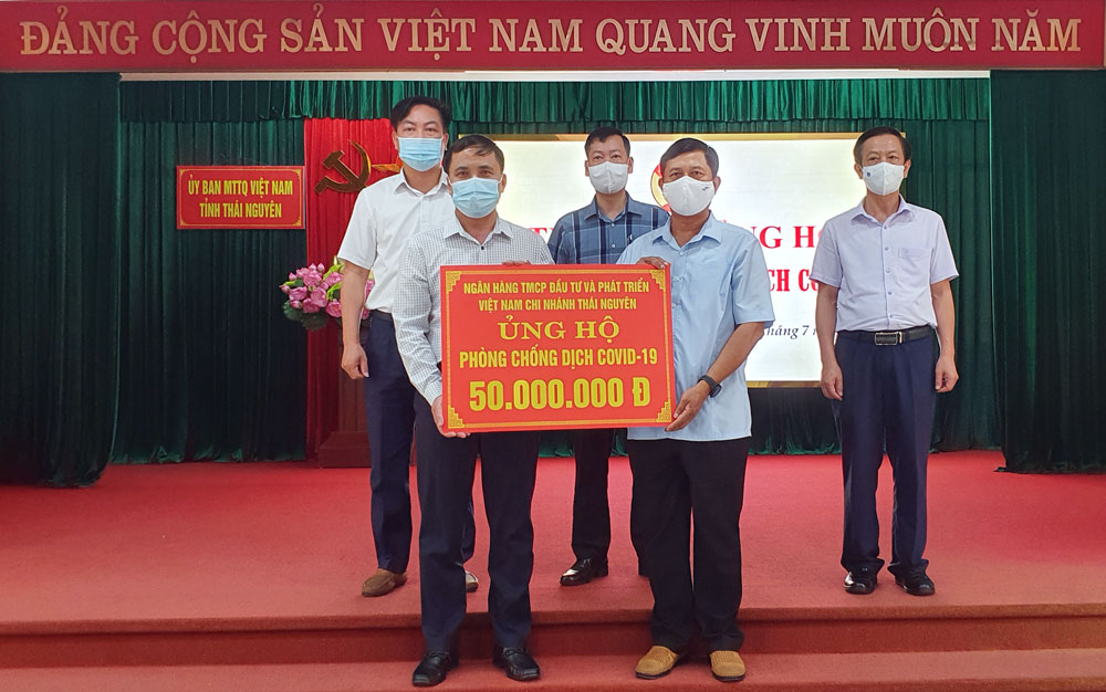  Đồng chí Phạm Thái Hanh tiếp nhận kinh phí ủng hộ Quỹ phòng, chống dịch COVID-19 của Ngân hàng TMCP Đầu tư và Phát triển Việt Nam - Chi nhánh Thái Nguyên.