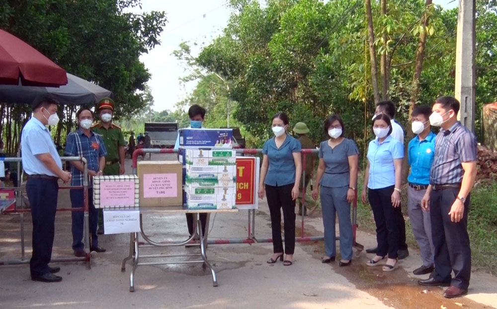  Đại diện lãnh đạo huyện Phú Bình trao tiền hỗ trợ cho cho lãnh đạo xã Tân Khánh để chuyển đến các hộ nghèo đang thực hiện cách ly xã hội. 