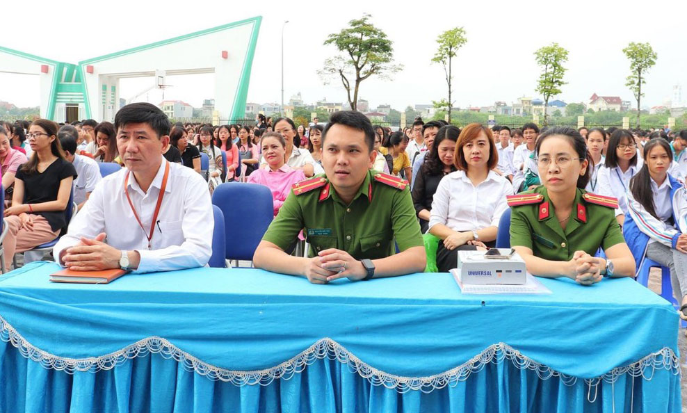  Hằng năm, Trường THPT Chuyên Thái Nguyên lồng ghép tuyên truyền về tác hại của thuốc lá với các chuyên đề về phòng, chống cháy nổ; phòng, chống ma túy, tội phạm, HIV/AIDS.  Ảnh: T.L