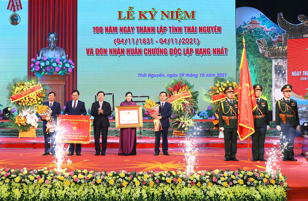  The Standing Deputy Prime Minister Pham Binh Minh, authorized of by the State President Nguyen Xuan Phuc, awarded the First Class Independence Medal and the Government's Emulation Flag to the Party Committee, government, and people of Thai Nguyen province.