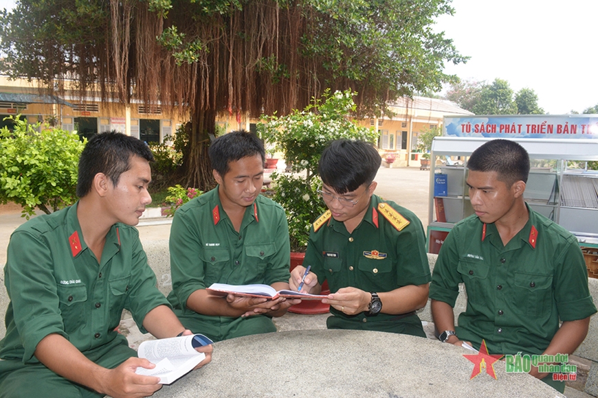  Cán bộ Tiểu đoàn 1, Trung đoàn 1, Sư đoàn 9, Quân đoàn 4 hướng dẫn chiến sĩ trẻ nghiên cứu, học tập trong ngày nghỉ.