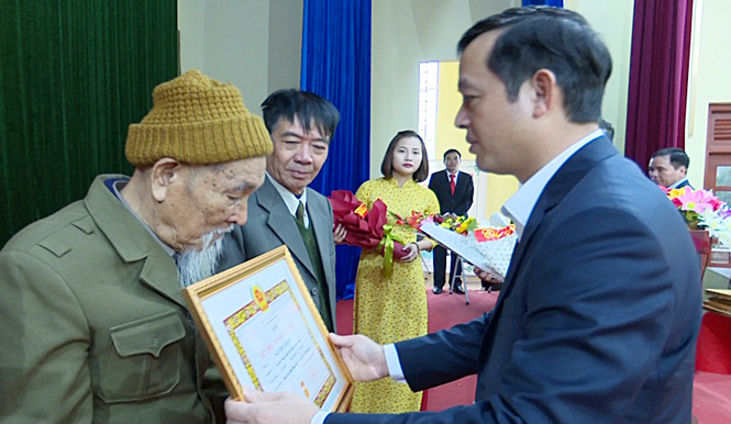  Đồng chí Phạm Hoàng Sơn, Ủy viên Ban Thường vụ, Trưởng Ban Tổ chức Tỉnh uỷ, Trao huy hiệu 70 năm tuổi Đảng cho đảng viên Nguyễn Văn Ngọ, Đảng bộ xã Điềm Thuỵ (Phú Bình).