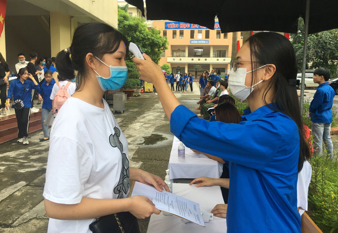  Nhằm đảm bảo an toàn cho phụ huynh, học sinh, sinh viên, Nhà trường cử cán bộ tiến hành đo thân nhiệt cho các trường hợp đến nhập học.