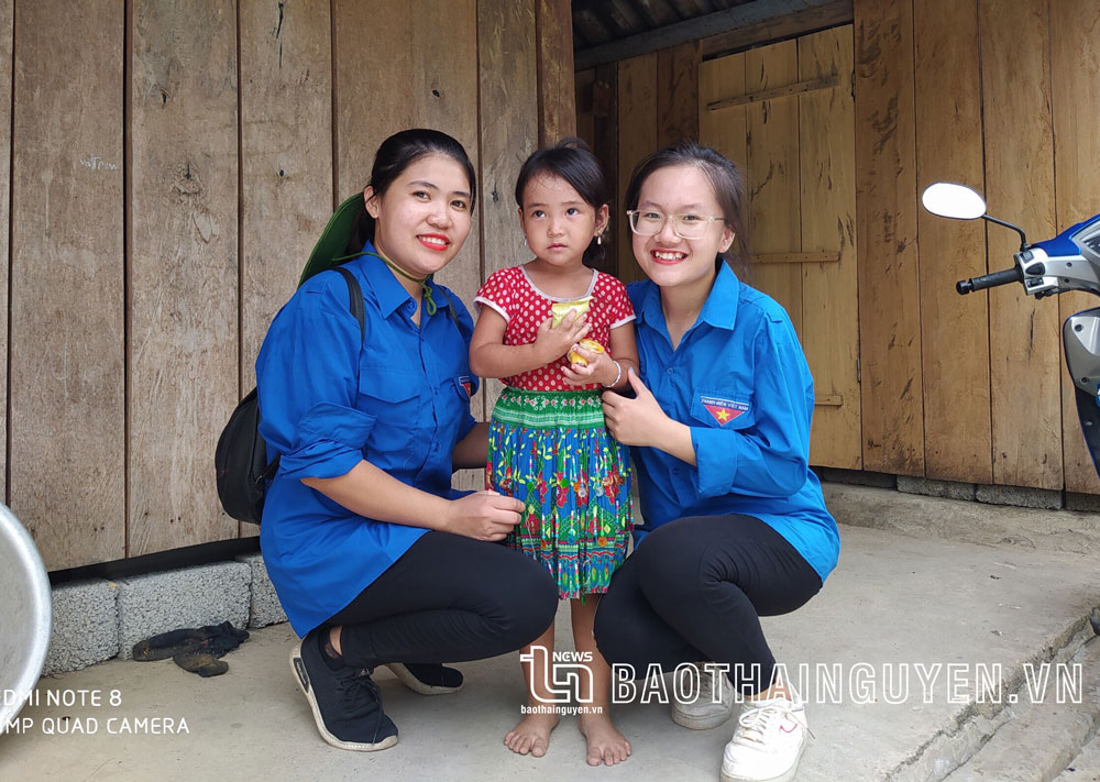  Nguyễn Thị Khánh Huyền (bên phải) năng nổ tham gia các hoạt động tình nguyện vì cộng đồng.