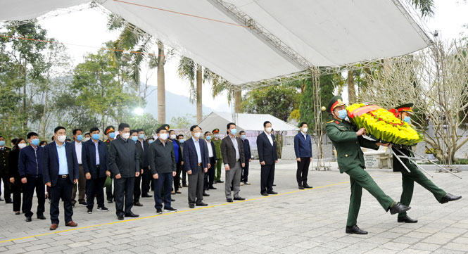  Các đồng chí lãnh đạo tỉnh dâng hoa viếng các Anh hùng liệt sỹ tại Nghĩa trang Liệt sỹ Quốc gia Vị Xuyên.