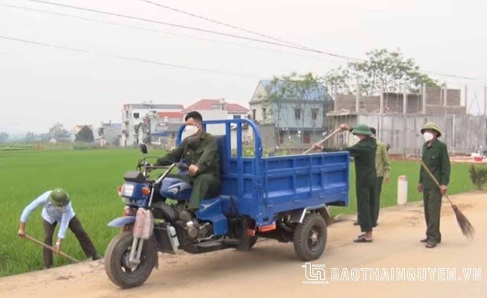  Các cựu chiến binh thị trấn Hùng Sơn tham gia vệ sinh môi trường.