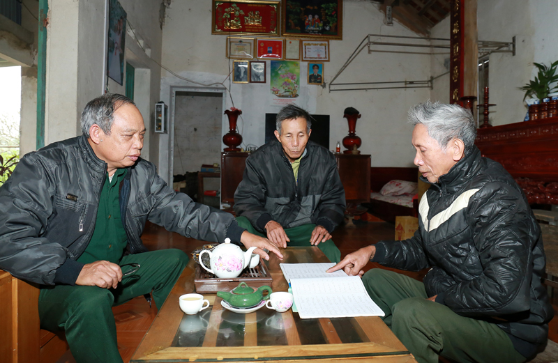  CCB Ngô Hồng Mưu (bên trái), CCB Vũ văn Phú (bên phải ảnh) và CCB Chu Đức Tiên, xóm La Giang, xã Bá Xuyên, nguyên chiến sĩ của Đại đội Pháo binh cùng tham gia chiến dịch Hồ Chí Minh. Hiện các ông đang sinh hoạt tại Ban Liên lạc Sư đoàn 5 miền Đông Nam Bộ. Mỗi khi có thông tin về liệt sĩ, các ông lại hội ý để đi tìm đồng đội.