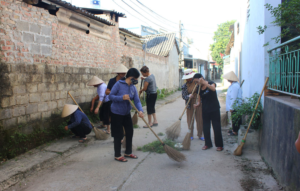  Chi hội Phụ nữ tổ dân phố số 13, phường Túc Duyên (T.P Thái Nguyên), ra quân vệ sinh đường phố.