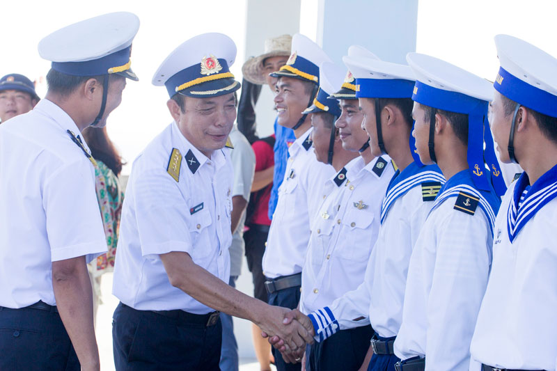  Cán bộ chiến sĩ đảo Tốc Tan A đón Đại tá Nguyễn Văn Thắng, Phó Chủ nhiệm Chính trị Vùng 4 Hải quân và Đoàn công tác số 15.