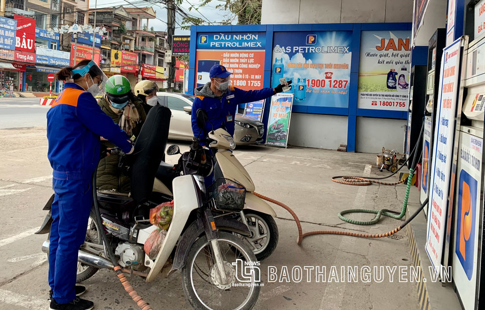  Trước đây, trung bình mỗi tháng, Cửa hàng xăng dầu số 5 (Petrolimex Bắc Thái) tiêu thụ được khoảng 300m3, thì khoảng 2 năm trở lại đây, do ảnh hưởng của dịch COVID-19, sản lượng chỉ đạt 230-250m3/tháng.