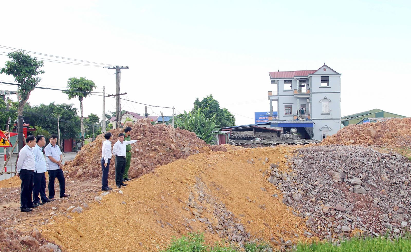  Lãnh đạo T.X Phổ Yên kiểm tra thực tế công tác quản lý đất đai và trật tự xây dựng trên địa bàn xã Trung Thành.