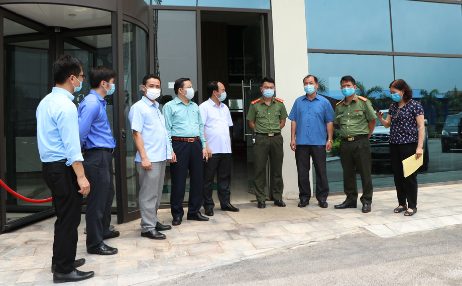  The provincial leader inspects the quarantine activity at Grace Hotel, Pho Yen town