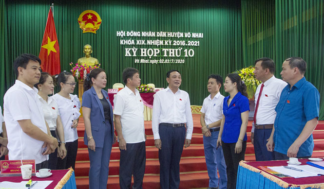  Các đồng chí lãnh đạo huyện Võ Nhai trao đổi về thực hiện nhiệm vụ phát triển kinh tế - xã hội với các cử tri bên lề Kỳ họp thứ 10, HĐND huyện khóa XIX, nhiệm kỳ 2016-2021.