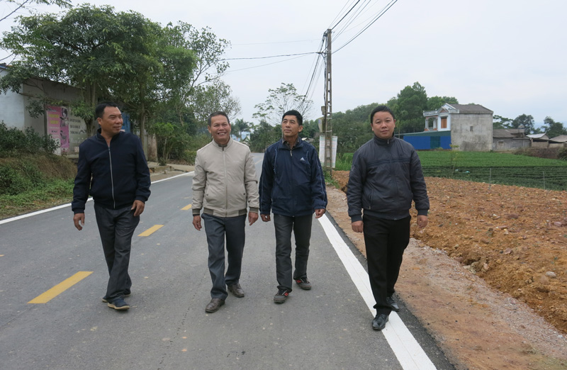  Phó Bí thư Thường trực Đảng ủy xã Phúc Xuân (ngoài cùng bên phải) trò chuyện với các đồng chí trong cấp ủy, Chi bộ xóm Đồng Lạnh về quá trình xây dựng tuyến đường liên xã Phúc Xuân Phúc Trìu.