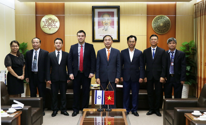  陈国祖，郑越雄等同志以及有关部门，太原大学等代表和以色列驻越大使的合影