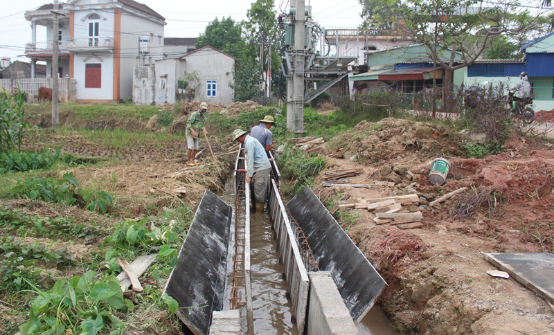  Xây dựng tuyến kênh mương tại xóm Quang Trung, xã Xuân Phương.