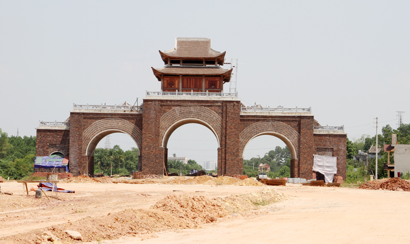  Cổng vào Khu du lịch hồ Núi Cốc Doanh nghiệp cam kết hoàn thành trước ngày 30/4/2019 nhưng đến nay vẫn chưa thể bàn giao (ảnh chụp ngày 25-9-2019) - Ảnh: Kim Ngân