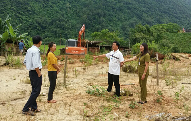  hị Hoàng Thị Minh, Bí thư Đảng bộ xã Linh Thông (Định Hóa) đang chỉ đạo giải phóng mặt bằng 2ha đất để di chuyển các hộ dân ra khỏi vùng có nguy cơ sạt lở đất và lũ quét.